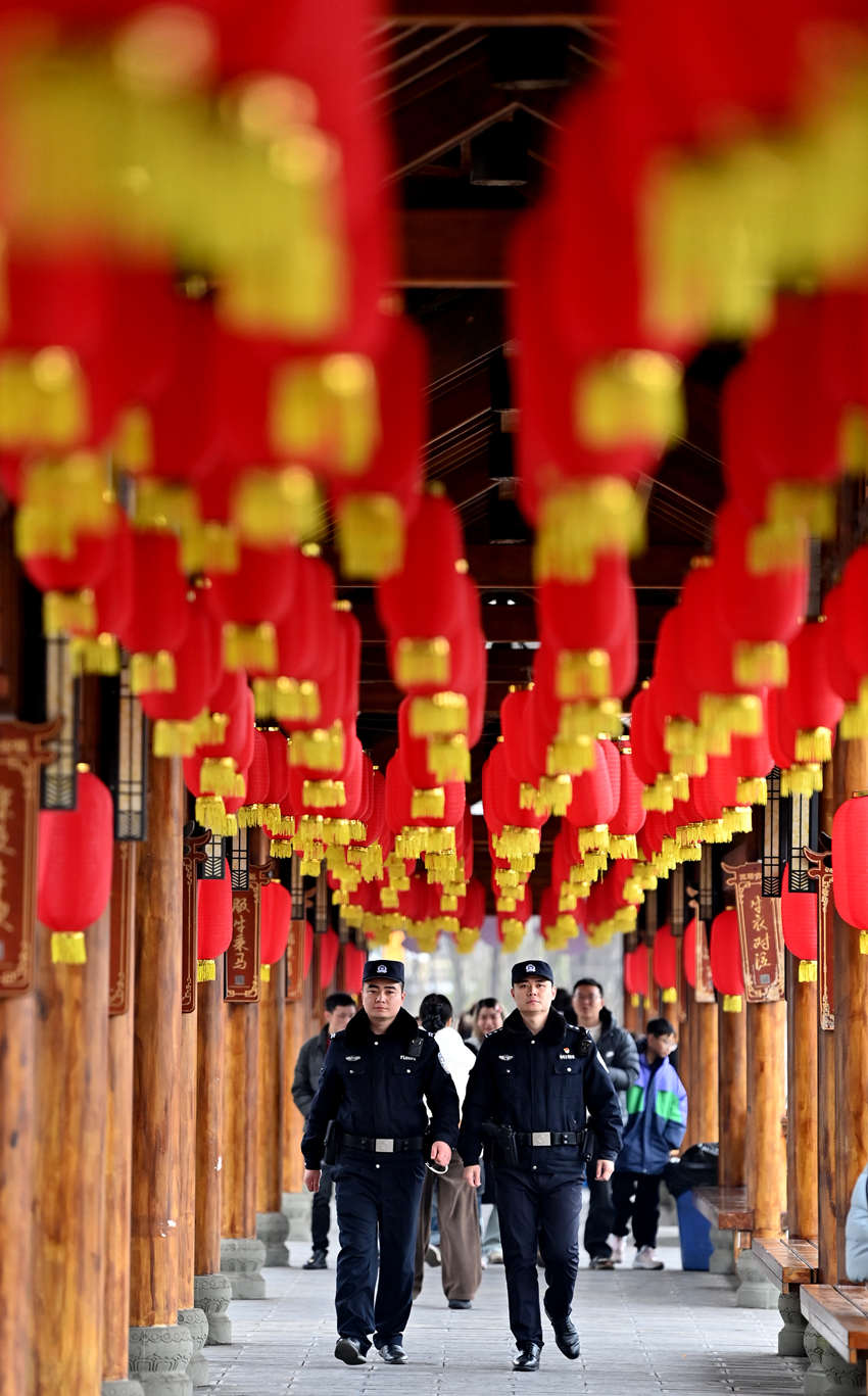 蘇稽廟會現(xiàn)場，樂山市公安局市中區(qū)分局民警在巡邏。樂山公安供圖