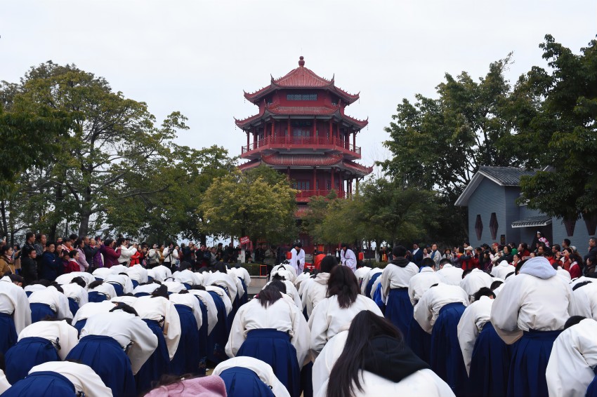 魁山閣下禮敬先賢。中江縣委宣傳部供圖