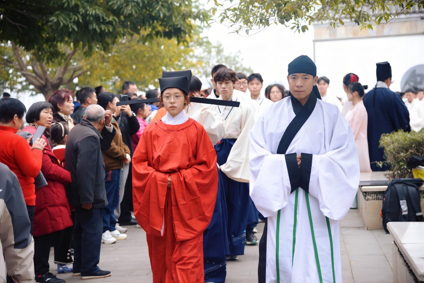 學(xué)子繞魁山閣。中江縣委宣傳部供圖