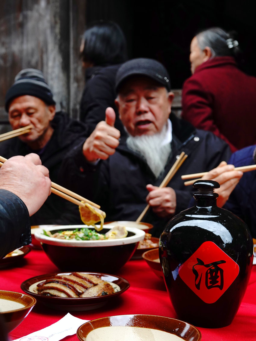 共品百家宴，共慶元宵節(jié)。曹雪攝