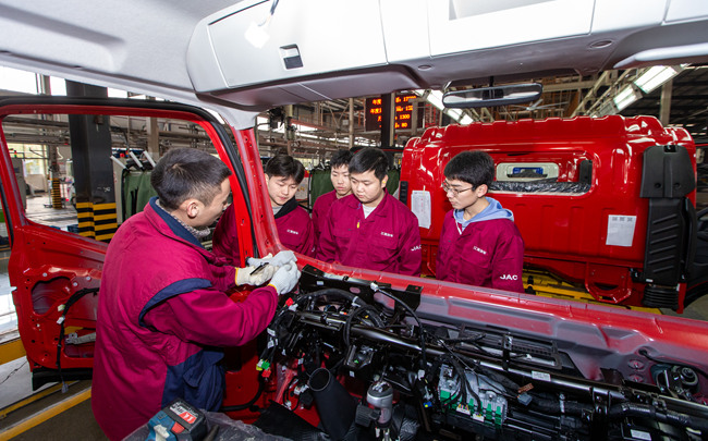 四川職業(yè)技術學院汽車學院學生在四川江淮汽車生產線上跟崗學習。吳奉家攝