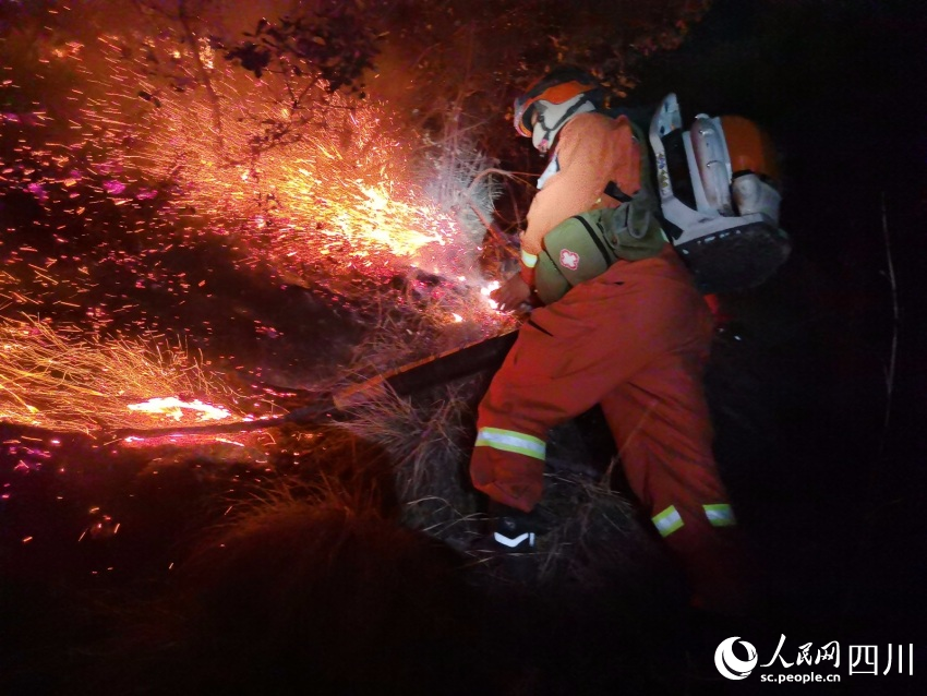 四川省森林消防總隊涼山州支隊森林消防員正在全力撲救山火。樊文淵攝