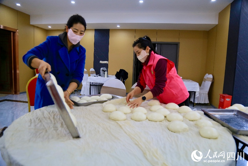 “愛心饃饃”團隊制作好的饅頭。人民網(wǎng)記者朱虹攝