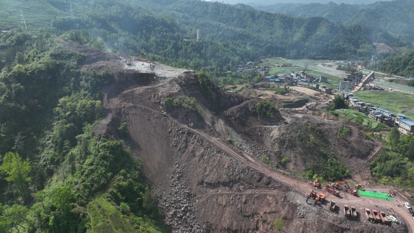 西渝高鐵樊噲站破土動工現(xiàn)場。中鐵六局康渝項目部供圖