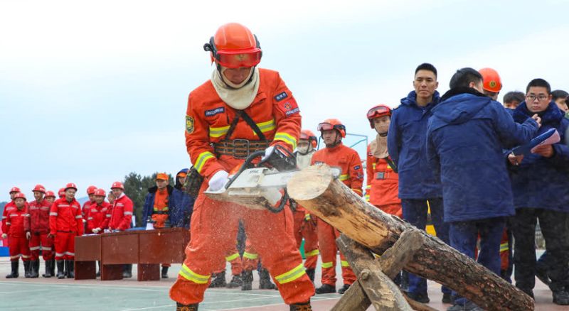 2023年12月17日瀘州市綜合應(yīng)急救援支隊青年隊員參加森林撲滅火拉練比武。朱菊云供圖