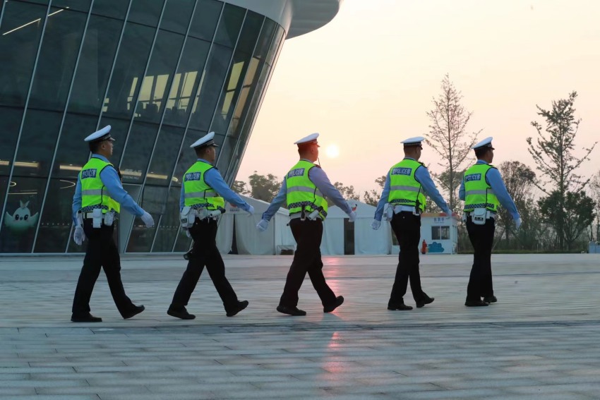 民警正在執(zhí)行成都世園會安保工作。成都公安供圖