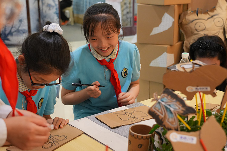 操作體驗。成都市清波小學(xué)校供圖