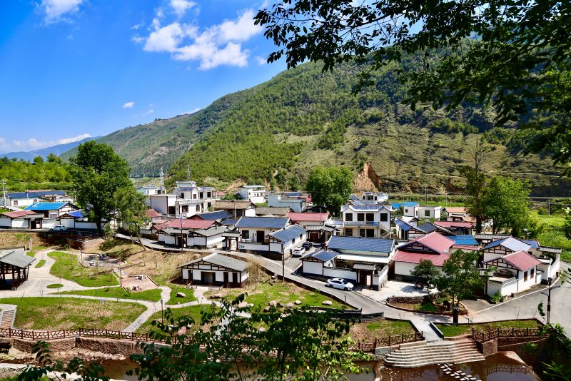 茶香飄滿山、村居舊貌換新顏。喜德縣委組織部供圖