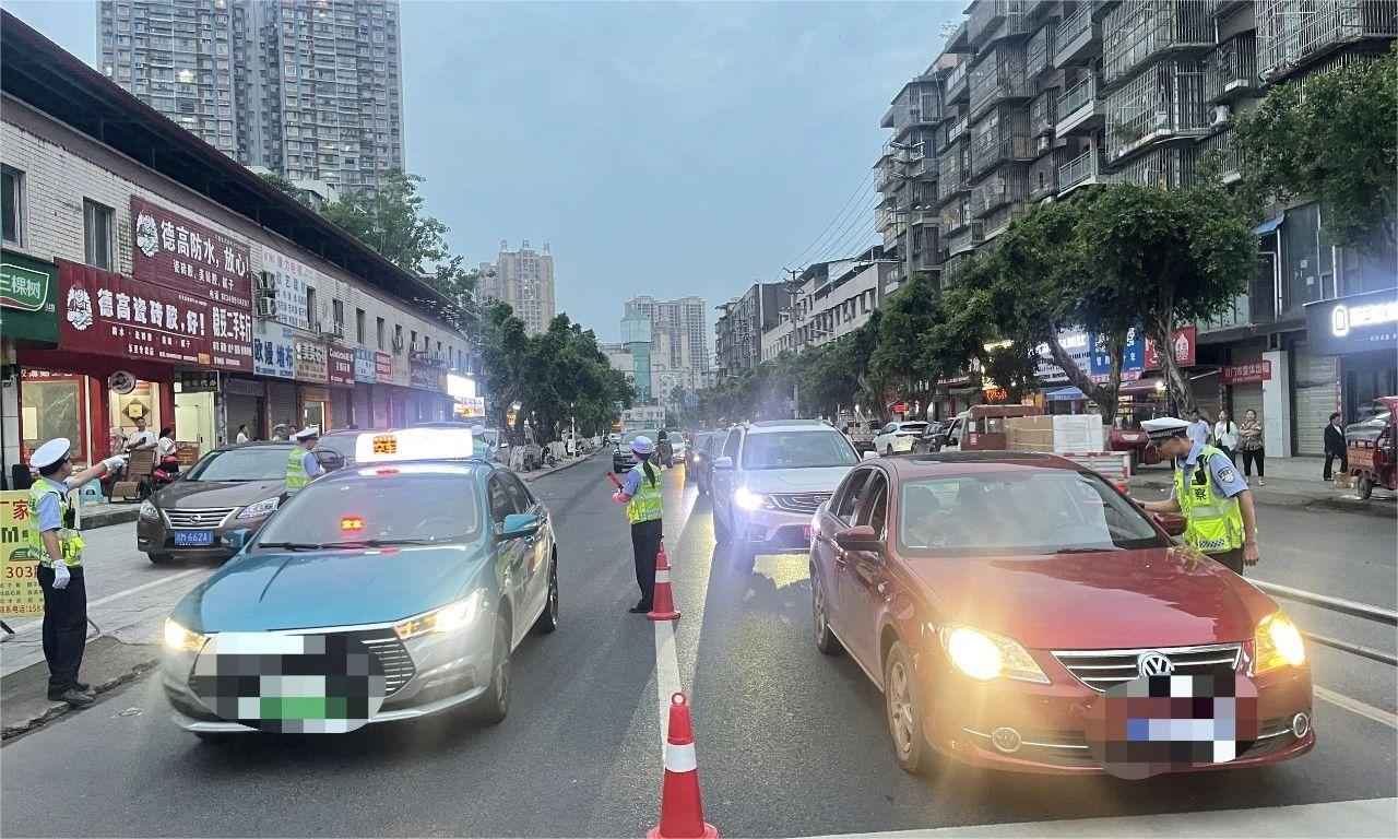 資陽公安交警高考前期排查通行車輛。資陽公安交警供圖