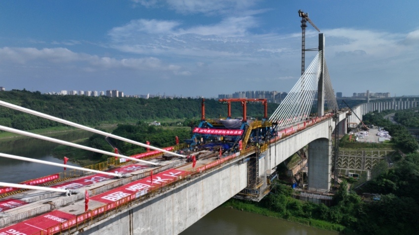 大橋合龍，為2025年項(xiàng)目建成通車奠定基礎(chǔ)。蜀道集團(tuán)供圖