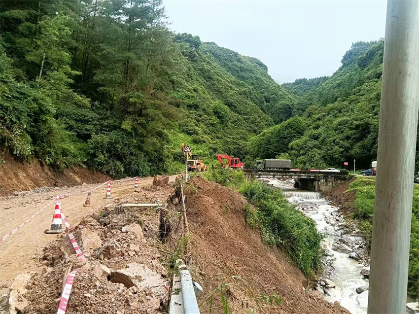 道路搶通現(xiàn)場。中國安能三局成都公司供圖