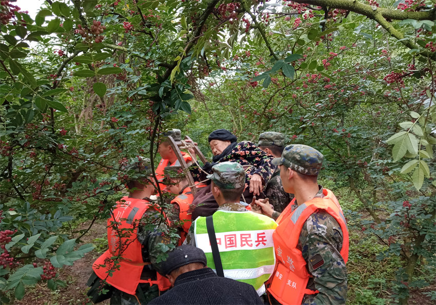 官兵民兵持續(xù)奮戰(zhàn)救援一線。四川省軍區(qū)供圖