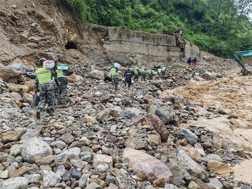 官兵民兵持續(xù)奮戰(zhàn)救援一線。四川省軍區(qū)供圖