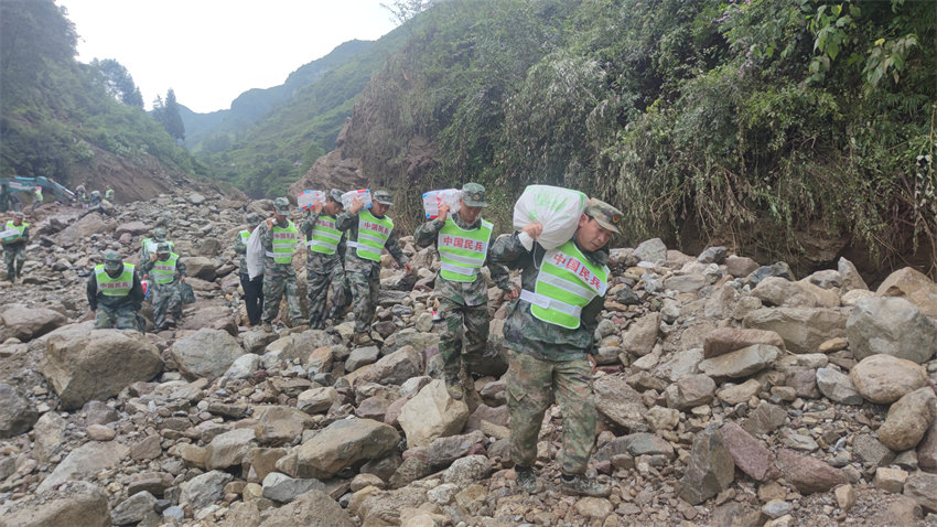 官兵民兵持續(xù)奮戰(zhàn)救援一線。四川省軍區(qū)供圖