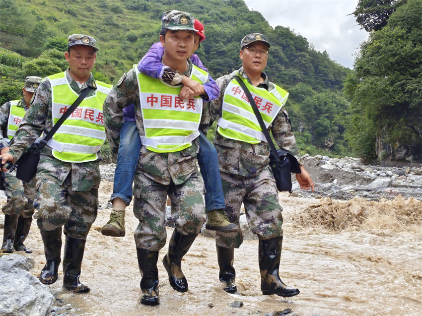 官兵民兵持續(xù)奮戰(zhàn)救援一線。四川省軍區(qū)供圖