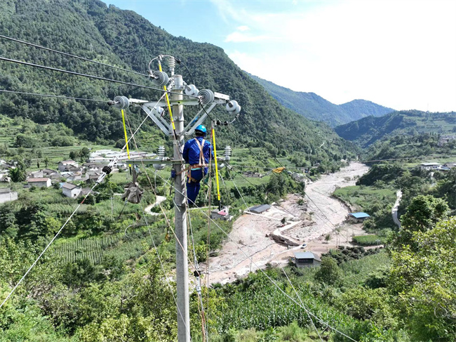 搶修線路。宋豪新、曹頎攝