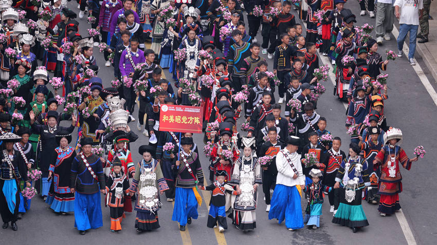 彝族服飾盛裝方隊巡游現(xiàn)場。宋明供圖