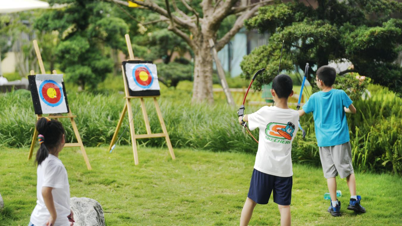 孩童在草地上射箭。主辦方供圖