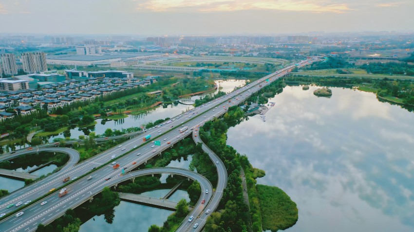 成都興城集團投資建設(shè)的環(huán)城生態(tài)公園錦城湖。成都市國資委供圖