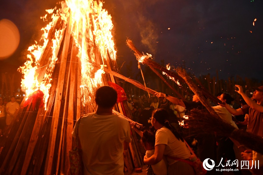 激情火把節(jié)，最炫民族風(fēng)。人民網(wǎng) 趙祖樂(lè)攝