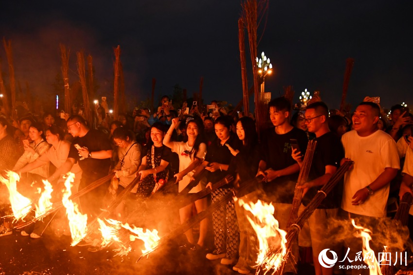 激情火把節(jié)，最炫民族風(fēng)。人民網(wǎng) 趙祖樂攝