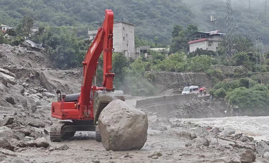 搶通被沖毀道路。中國(guó)安能三局供圖