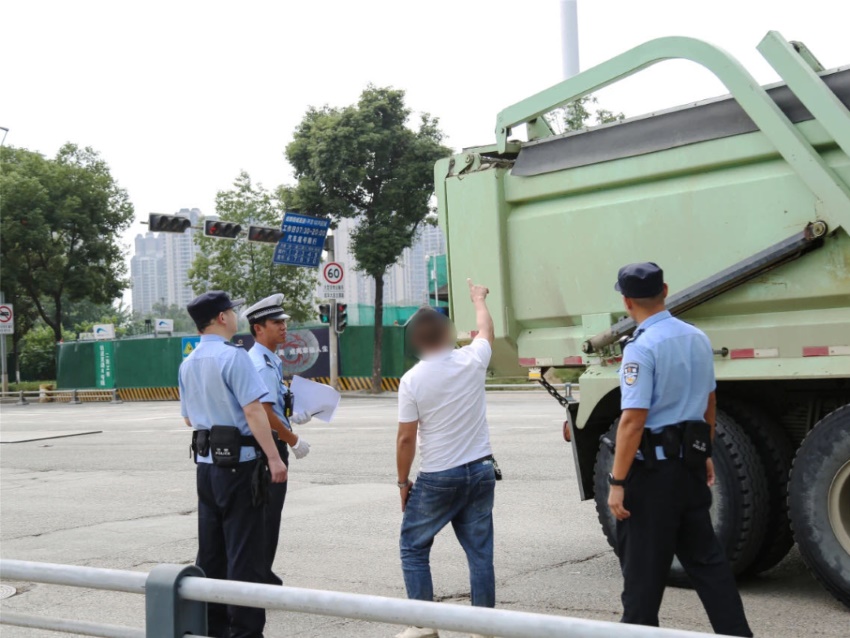 成都交警對重型自卸貨車進行檢查。成都交警供圖