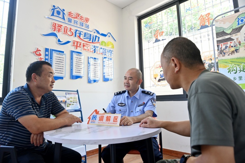 村民有問題可以及時在“鄉(xiāng)里鄉(xiāng)親警民驛站”解決。張磊供圖