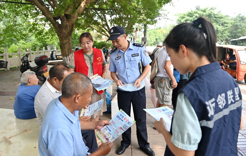 民警和平安商戶聯(lián)盟志愿者在斗雞菇市場內(nèi)進行法治宣傳。張磊供圖