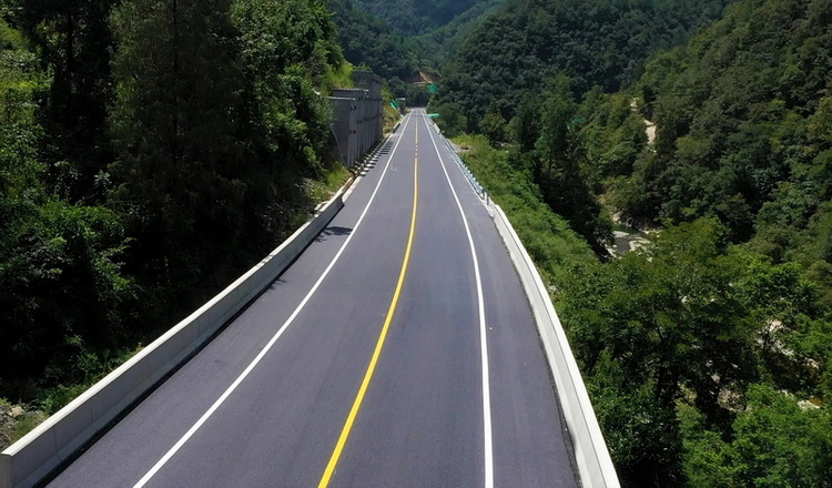 鐵礦至黑寶山旅游道路。萬源市融媒體中心供圖