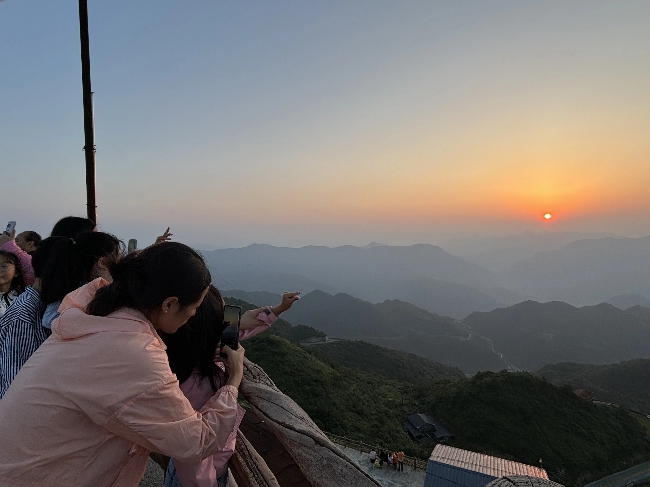 游客們正在拍攝日出。李銘楓攝