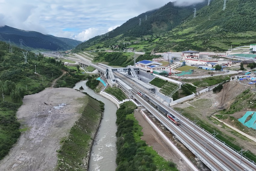 檢測列車在廣袤山間穿行。成蘭公司供圖