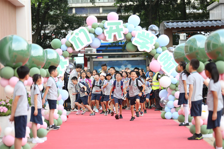 高高興興上學。成都市草堂小學西區(qū)分校供圖