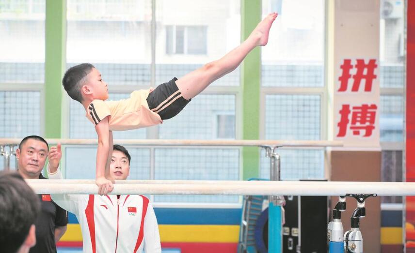 奧運(yùn)冠軍鄒敬園、黃張嘉洋回校 傳遞榜樣力量