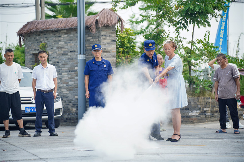 9月13日，眉山市彭山區(qū)消防救援大隊工作人員指導(dǎo)村民進(jìn)行火災(zāi)撲救體驗。翁光建攝