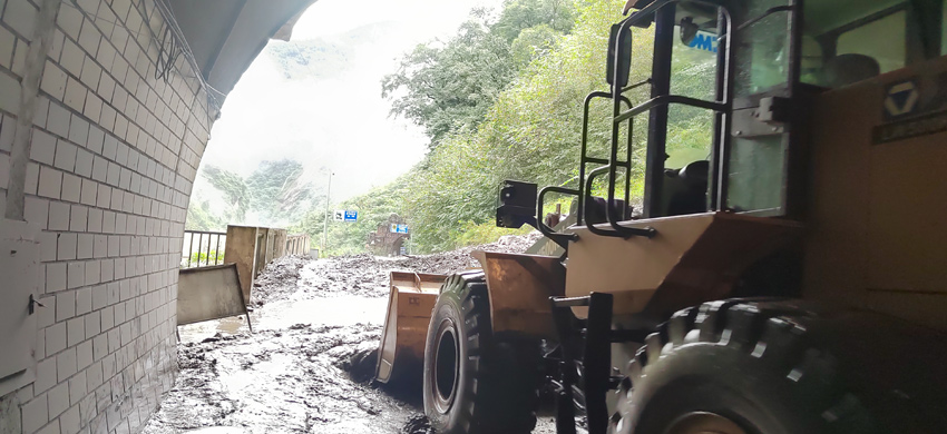 施工車輛正在清除道路上的淤泥。臥龍?zhí)貐^(qū)供圖