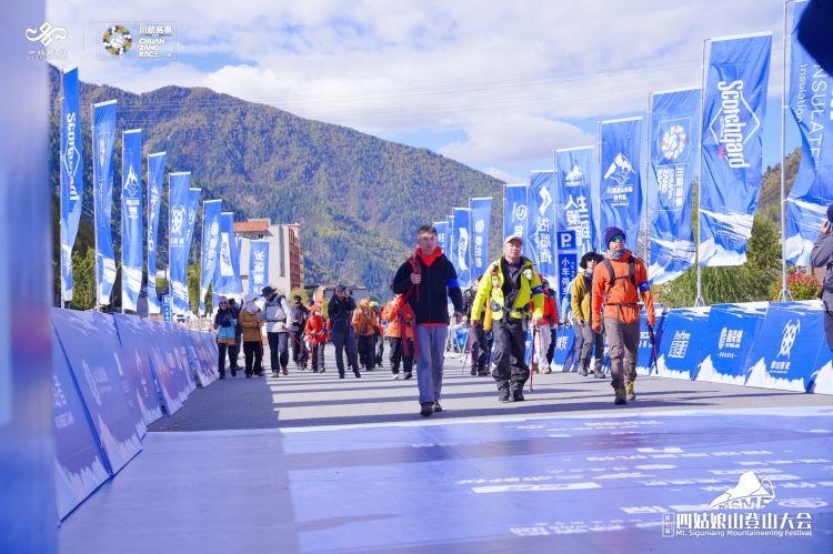 出發(fā)登山。四姑娘山景區(qū)供圖