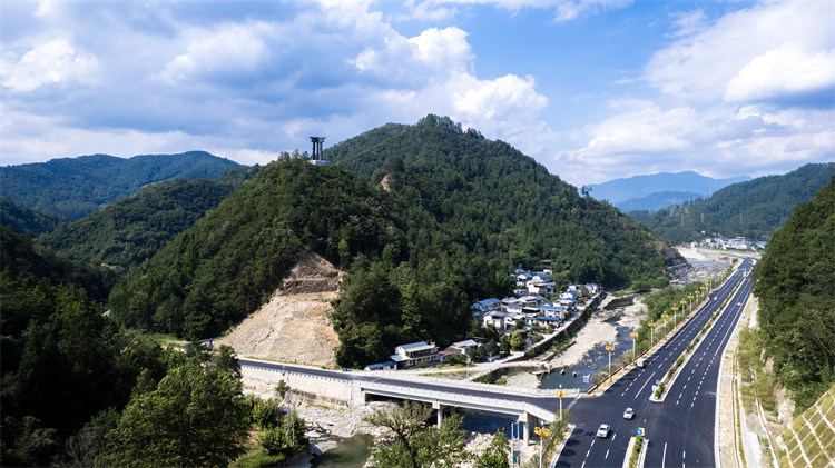 新建的出城快速通道。青川縣融媒體中心供圖