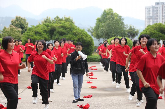 華坪女高學(xué)生在跳課間操。人民網(wǎng)記者 李發(fā)興攝